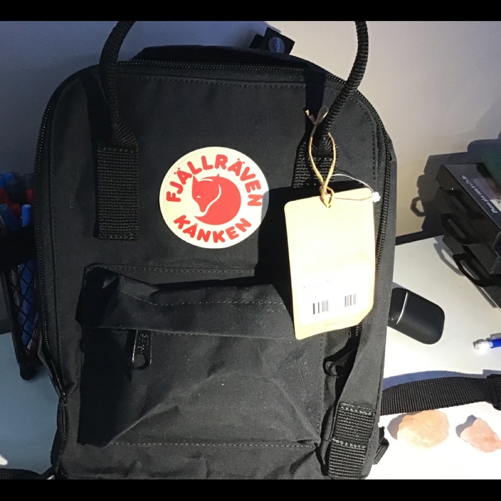 Black fjallraven kanken mini